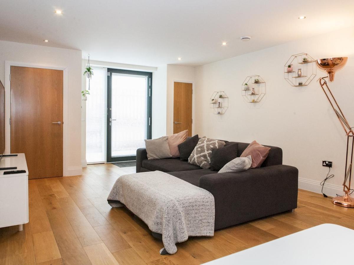 Pass The Keys Large And Modern Studio Flat In South East *