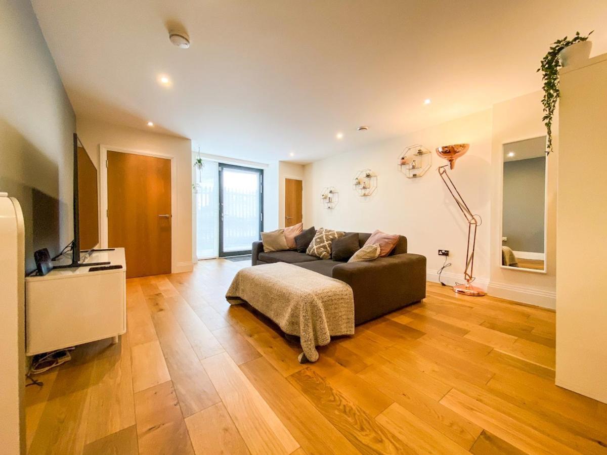 Pass The Keys Large And Modern Studio Flat In South East *