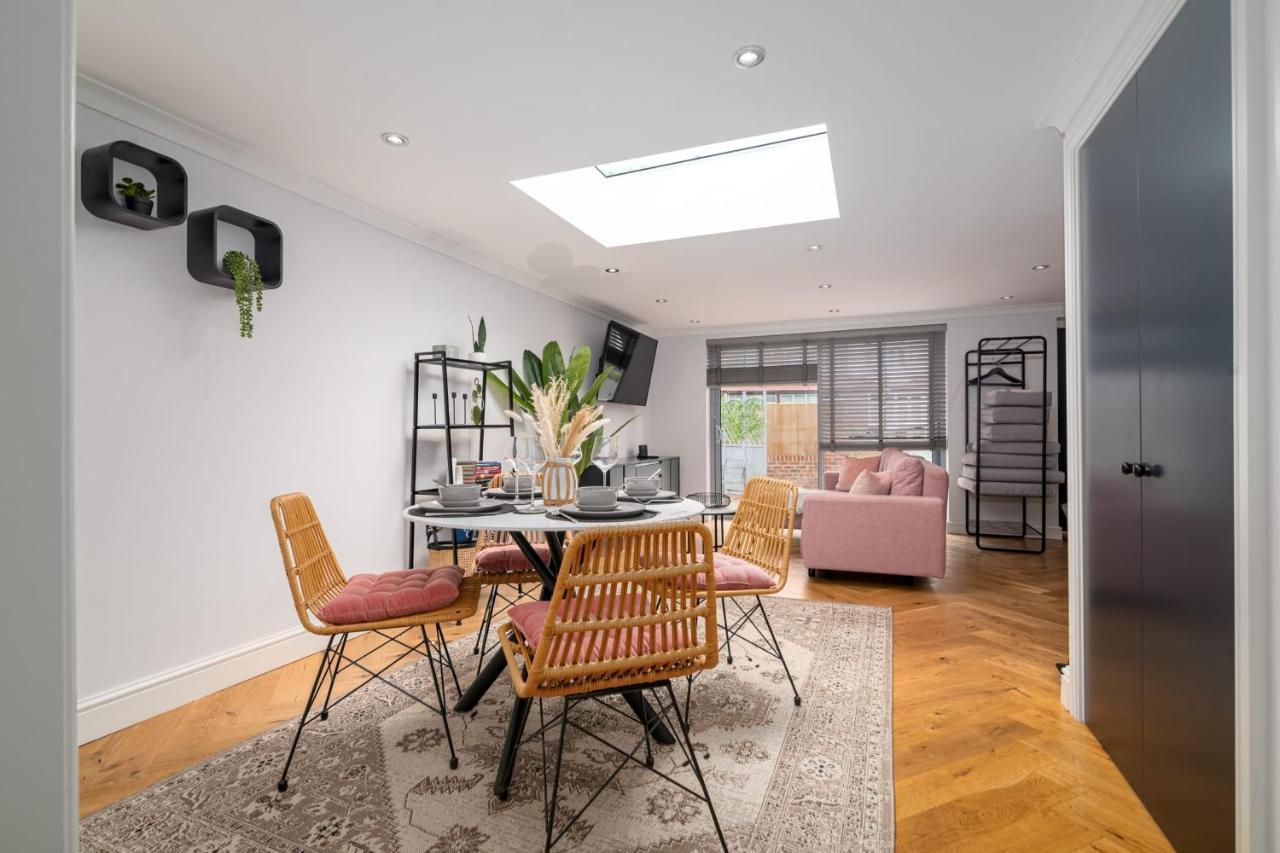 Guestready - Unique Near Wimbledon With Gorgeous Deck And Parking Hébergement de vacances Londres