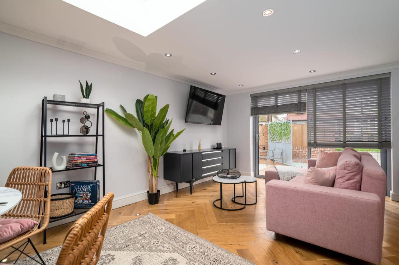 Guestready - Unique Near Wimbledon With Gorgeous Deck And Parking Hébergement de vacances Londres