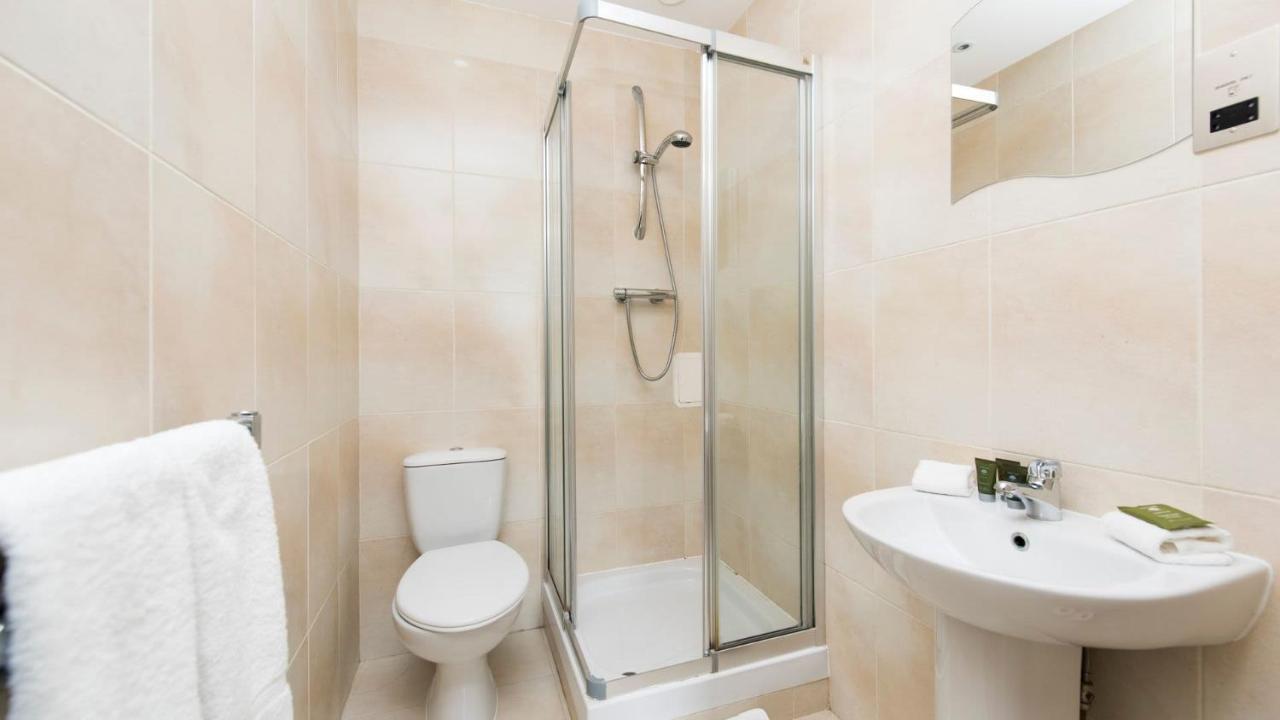 3 Bedroom Apartment in Stratford * Londen