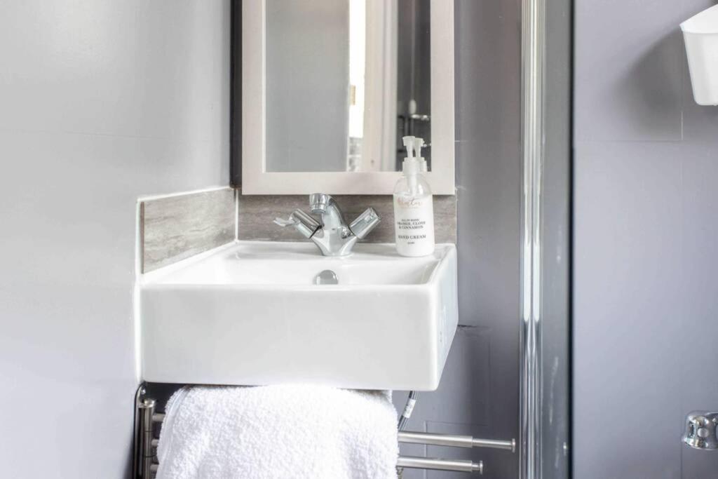 Hébergement de vacances Contemporary 3 Bed House With Spacious Garden Close To Stratford *