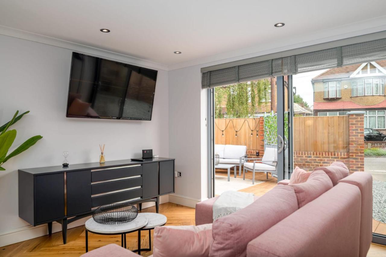 Guestready - Unique Near Wimbledon With Gorgeous Deck And Parking Hébergement de vacances *