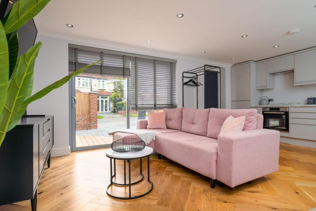 Guestready - Unique Near Wimbledon With Gorgeous Deck And Parking Hébergement de vacances Londres