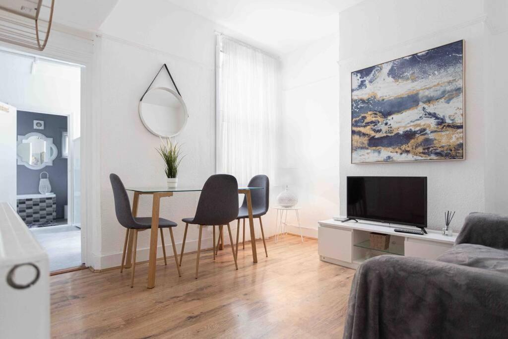 Contemporary 3 Bed House With Spacious Garden Close To Stratford *