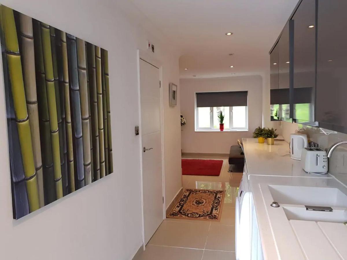 Modern Split Level Flat In Croydon *