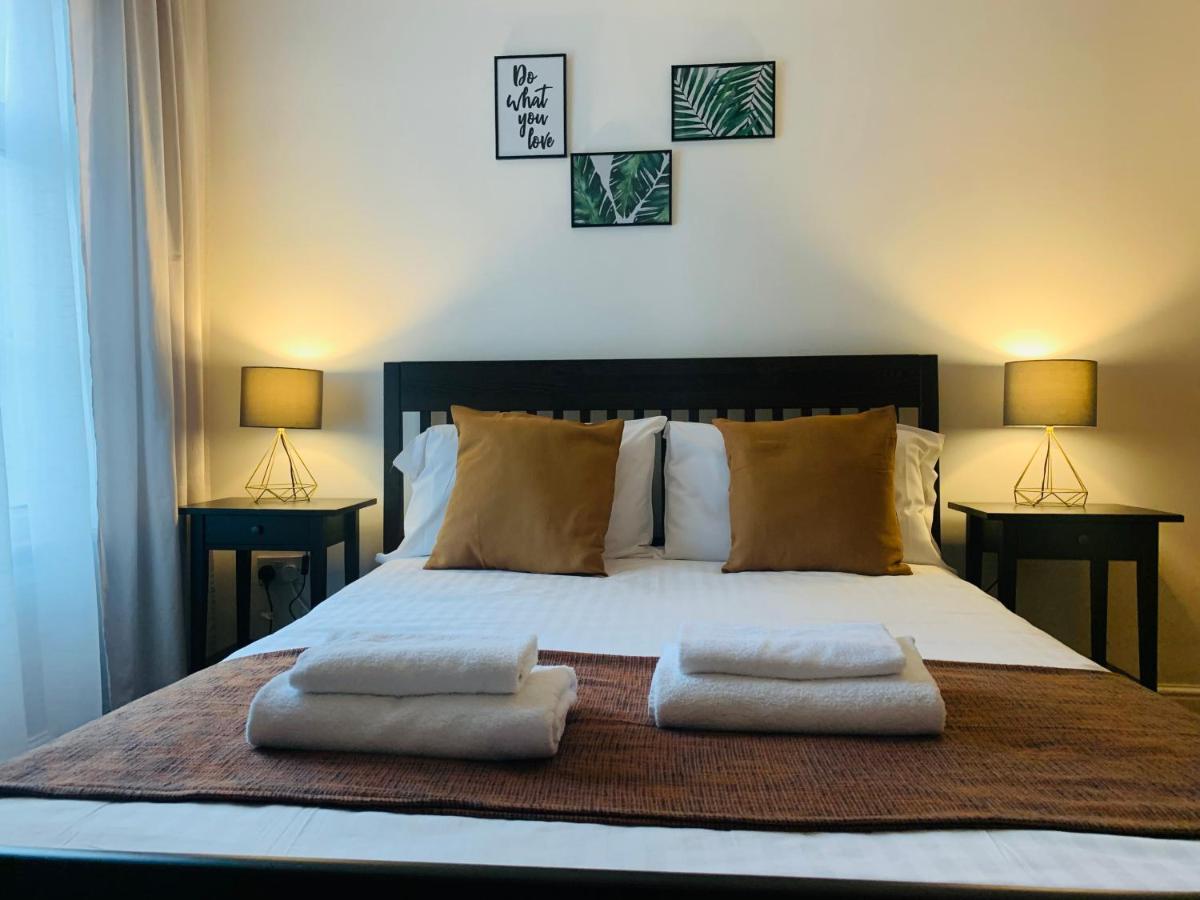 Unique 2 Bedroom In London/ Excel / Olympic Close To Line Tube Station With Gated Parking Space Apartment London