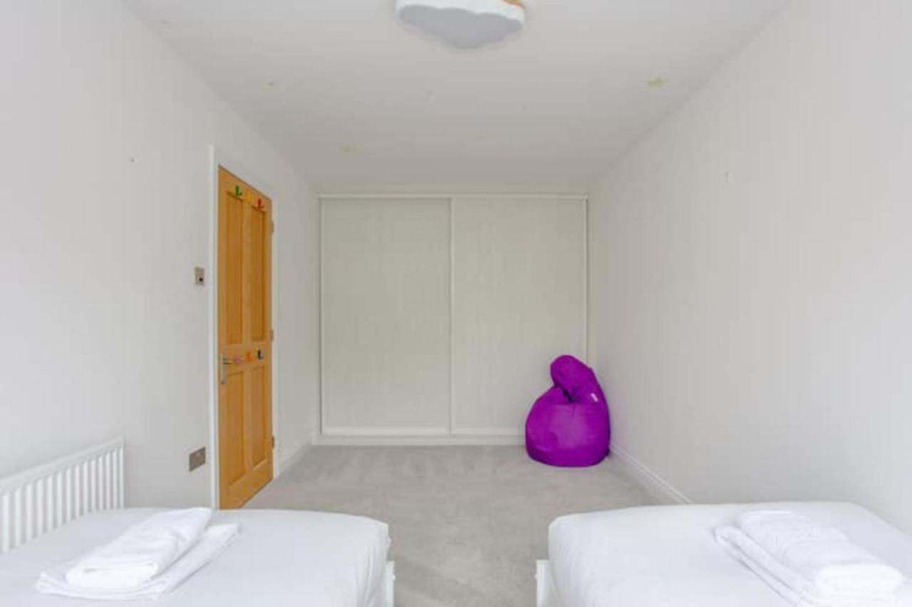 Spacious 3 Bedroom With Large Balcony Londres