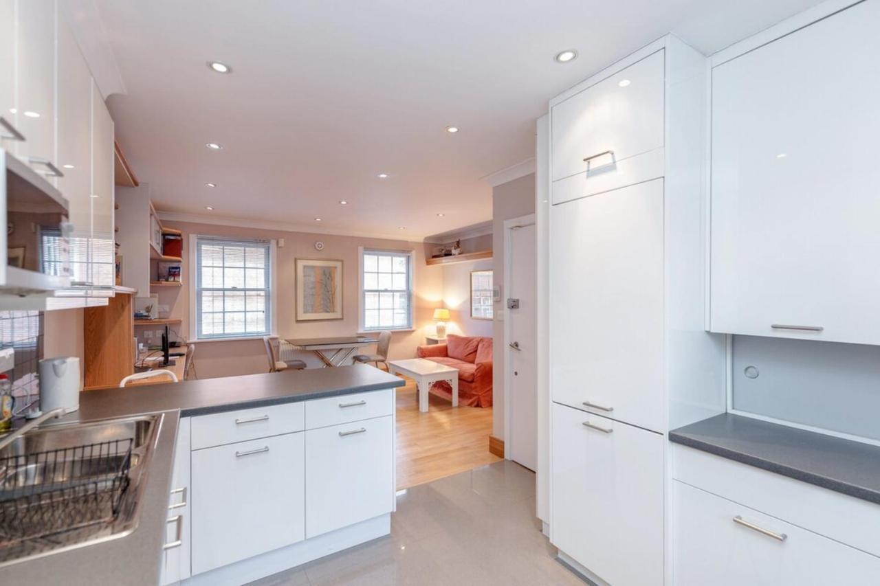 Beautiful Spacious 1bd Flat In Victoria