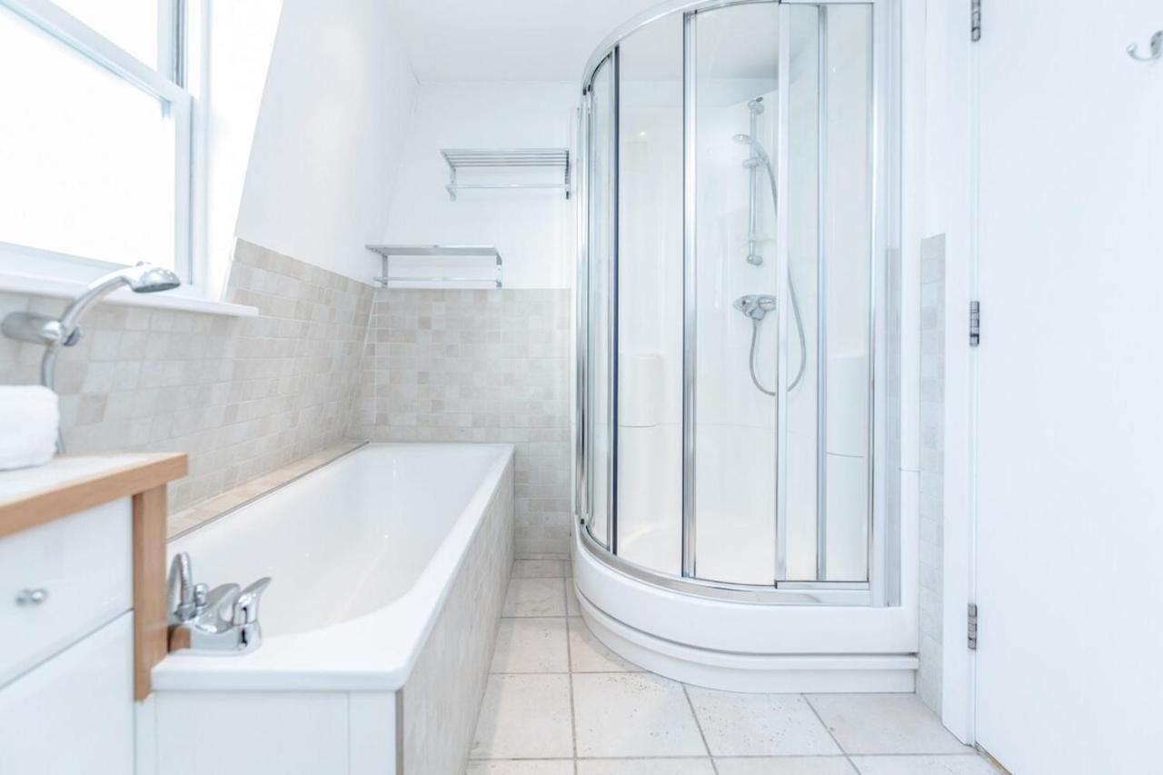 Beautiful Spacious 1bd Flat In Victoria