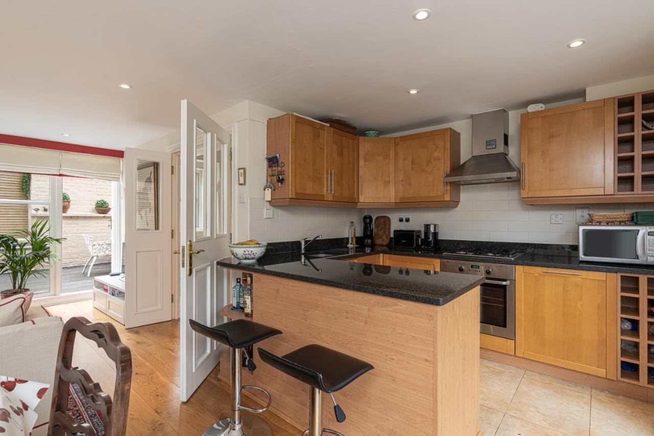 Holiday home Stylish Mews House With Parking London