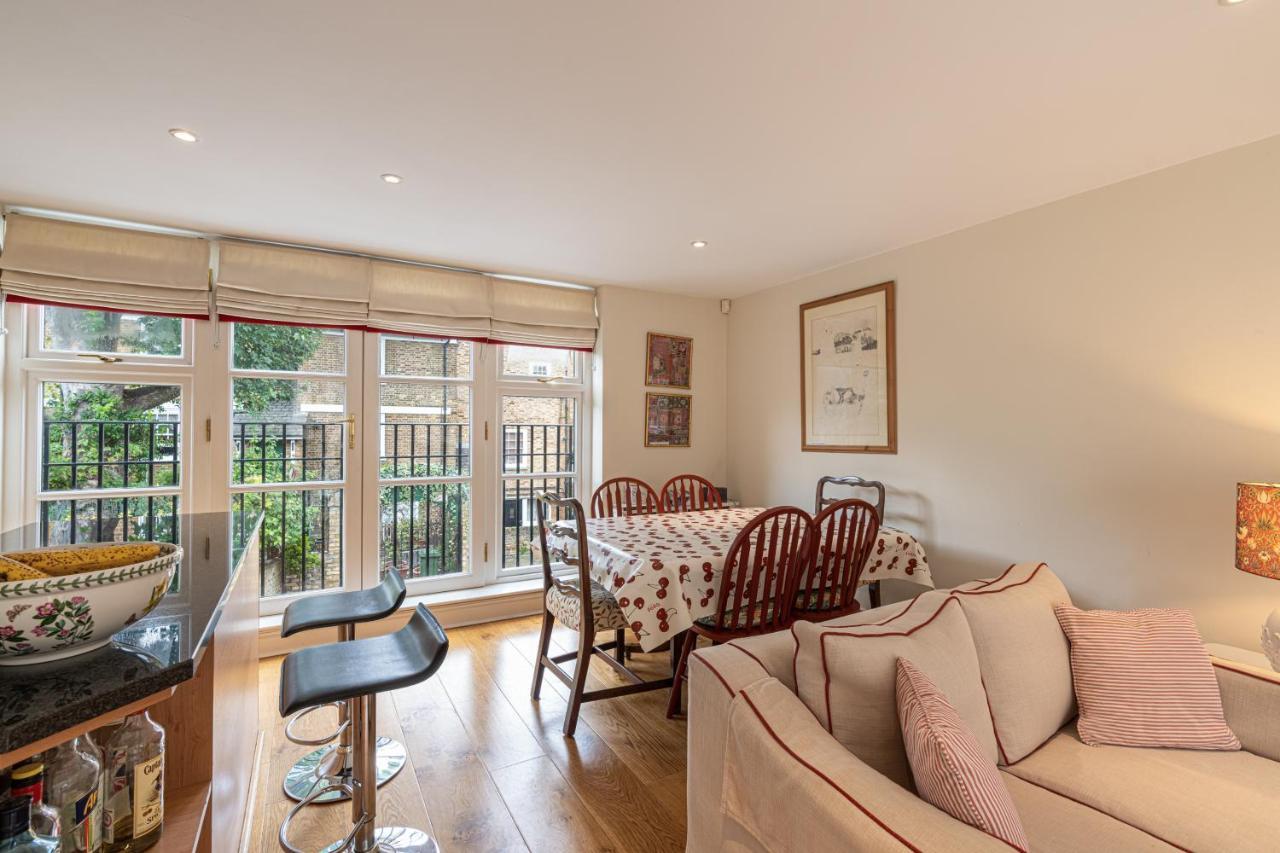 Stylish Mews House With Parking London