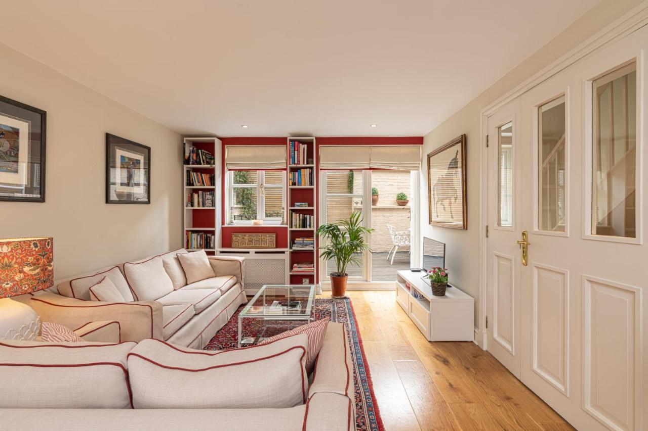 Stylish Mews House With Parking Holiday home London