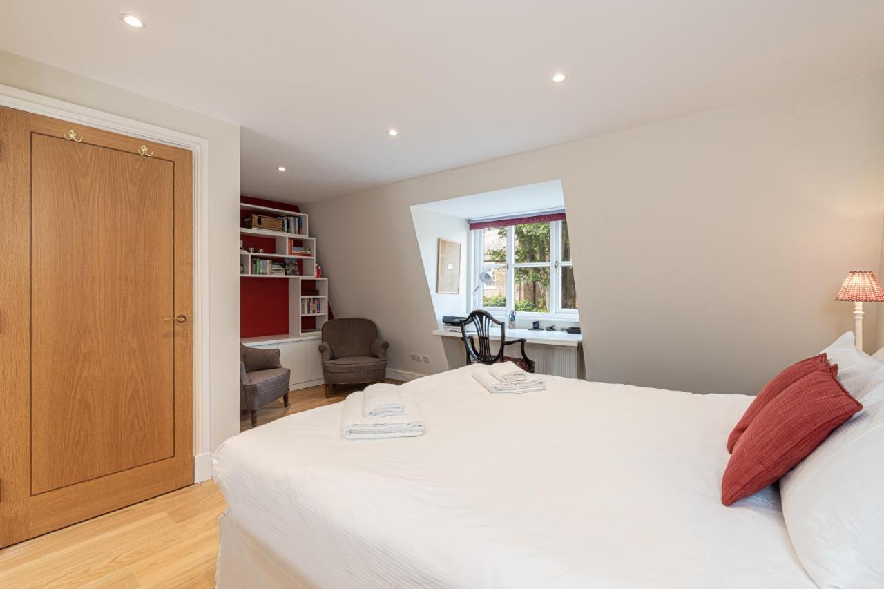 Holiday home Stylish Mews House With Parking *