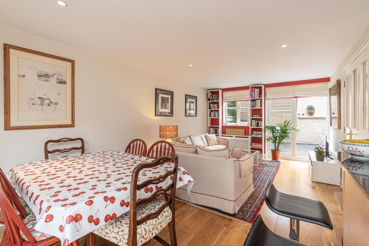 Stylish Mews House With Parking *