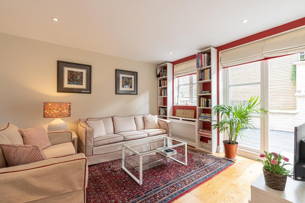 Holiday home Stylish Mews House With Parking