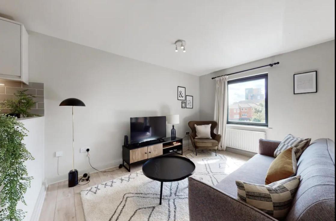 Modern 2 Bedroom Flat With Patio In Turnpike Lane Appartement