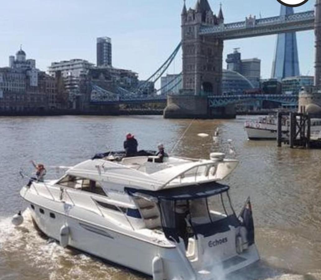 Yacht -central St Kats Dock Tower Bridge * Londres