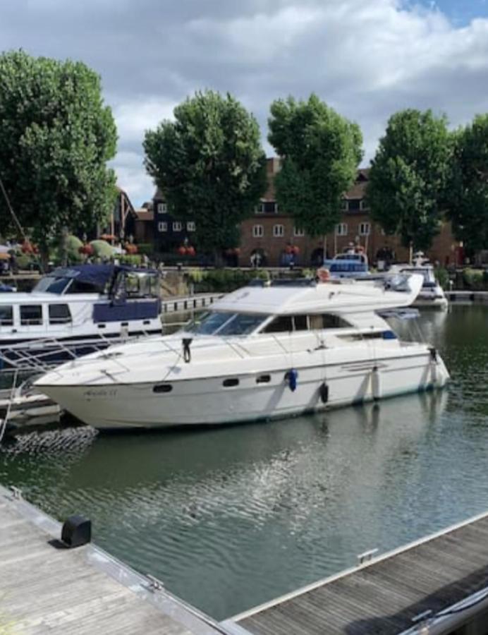 Yacht -central St Kats Dock Tower Bridge Bateau-hôtel
