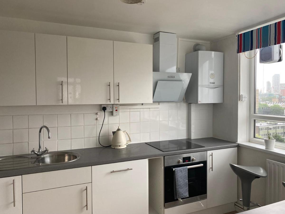 Séjour chez l'habitant Bedroom With An Office Desk In A Shared 2 Bedroom Flat Near Canary Wharf