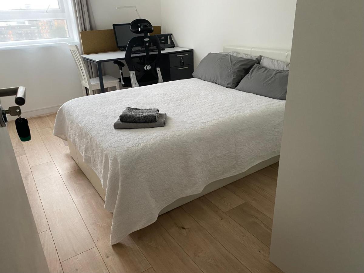 Bedroom With An Office Desk In A Shared 2 Bedroom Flat Near Canary Wharf * Londres