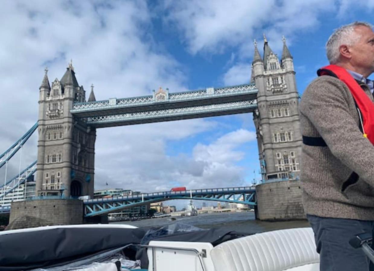 Yacht -central St Kats Dock Tower Bridge Londres