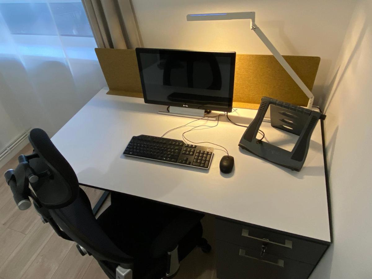 Séjour chez l'habitant Bedroom With An Office Desk In A Shared 2 Bedroom Flat Near Canary Wharf *