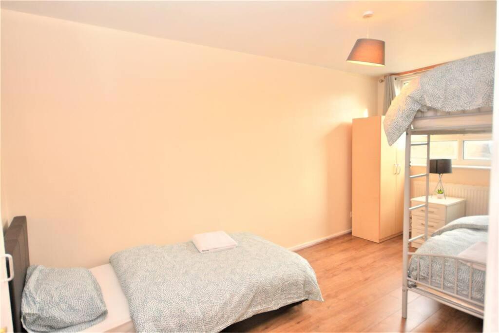 Spacious 2bedroom With Patio By Excel Centre * Londres