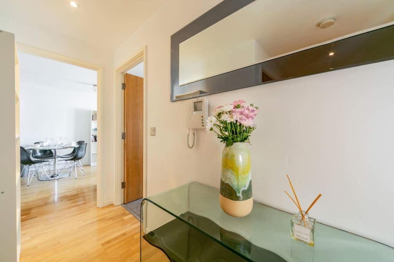 With Private Bathroom In A Modern Two Bedroom Two Bathroom Flat Habitación en casa particular *