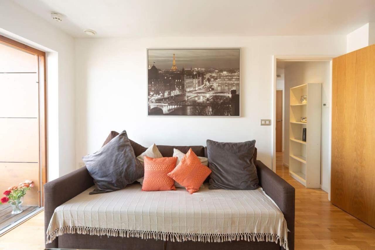Habitación en casa particular With Private Bathroom In A Modern Two Bedroom Two Bathroom Flat Londres