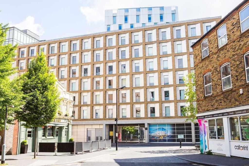 Chic And At Chapter South Bank In Londen