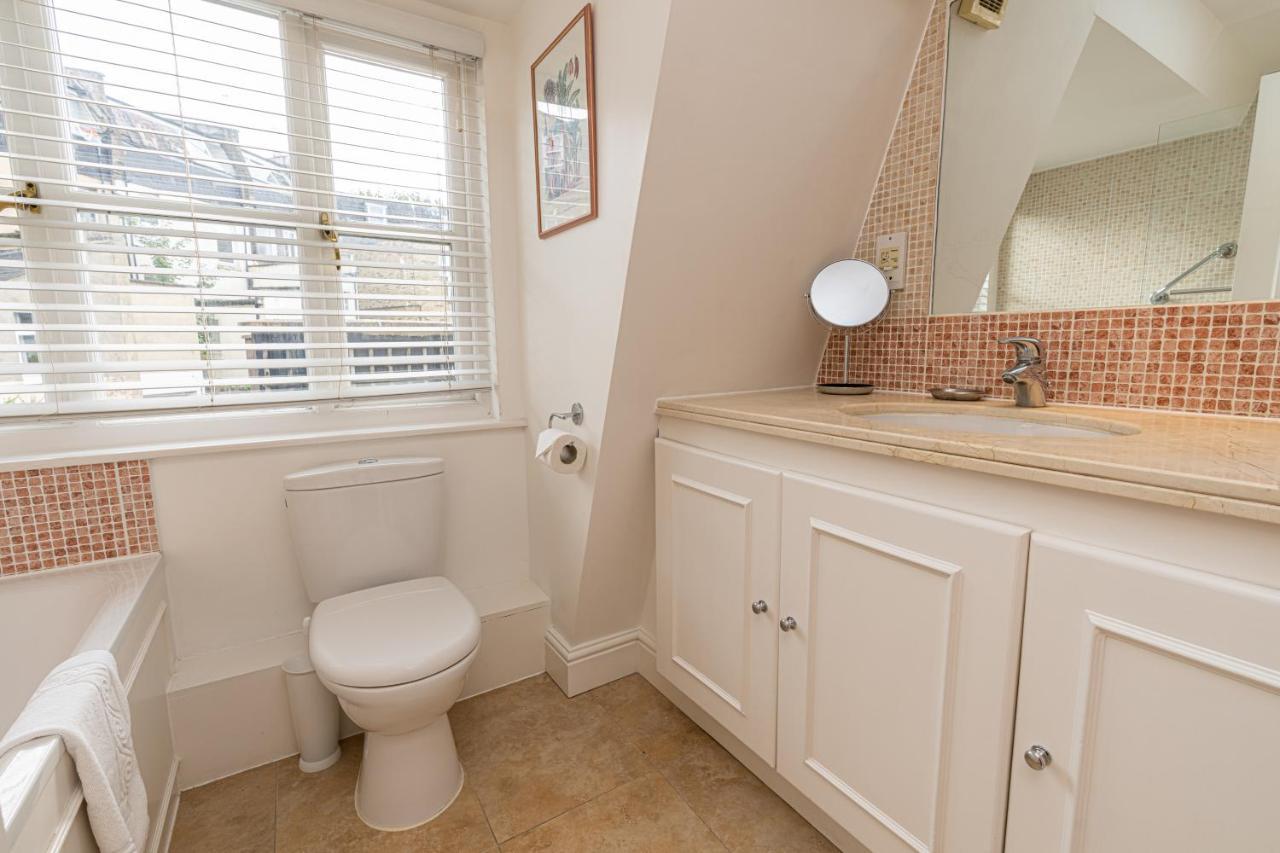 Stylish Mews House With Parking London