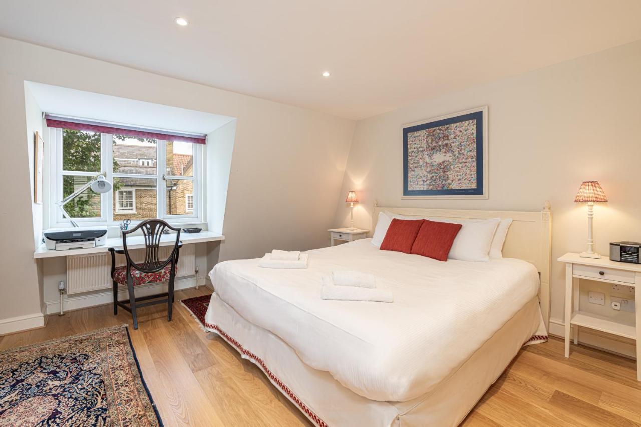 Stylish Mews House With Parking * London