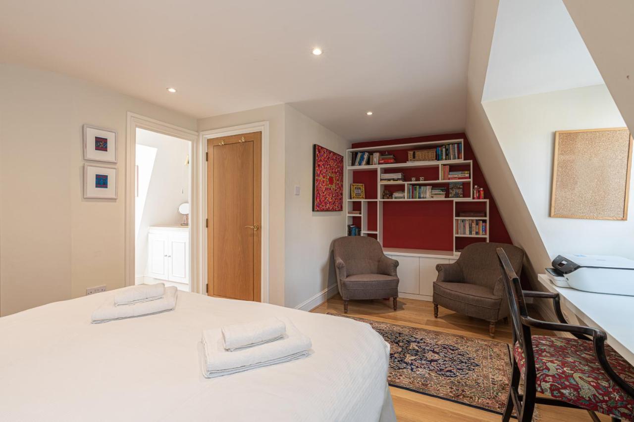 Stylish Mews House With Parking Holiday home *