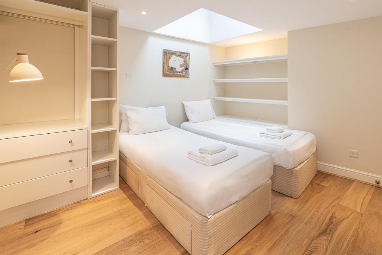 Stylish Mews House With Parking Holiday home London
