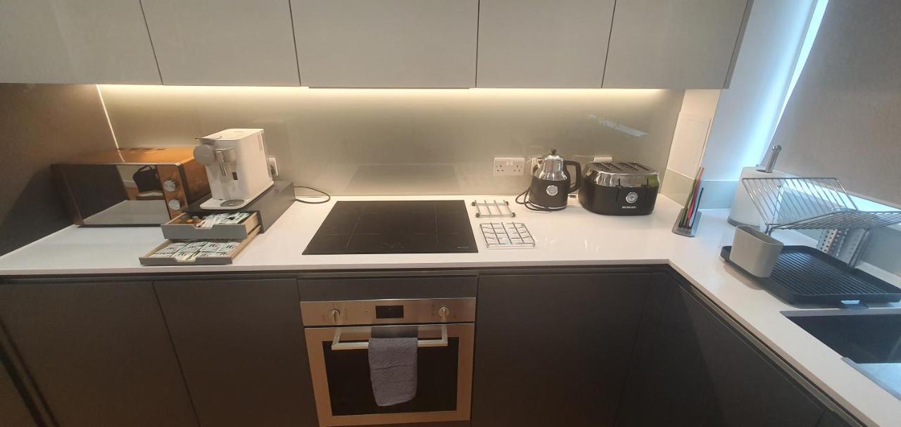 Garland Modern 3 Bedroom House Westfield - Stratford Apartment