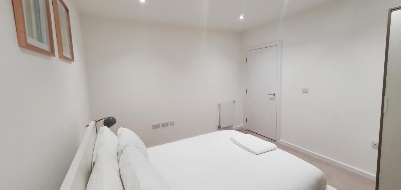 Garland Modern 3 Bedroom House Westfield - Stratford Apartment