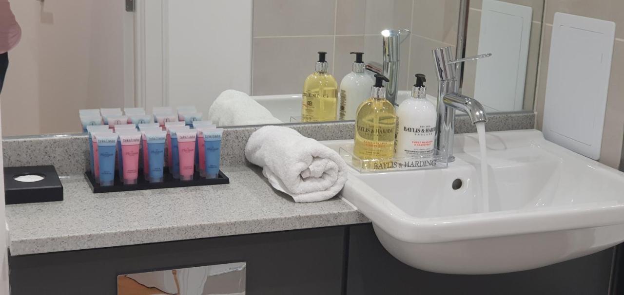 Garland Modern 3 Bedroom House Westfield - Stratford Apartment