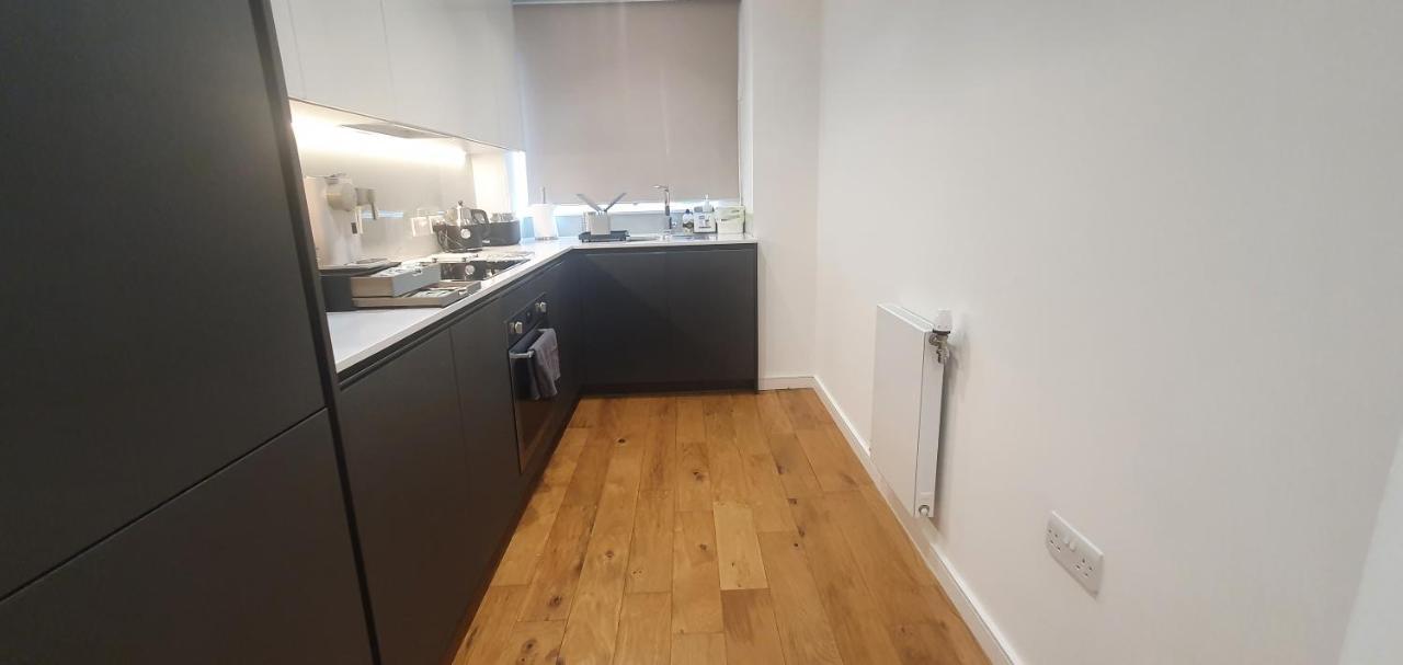 Garland Modern 3 Bedroom House Westfield - Stratford Apartment *