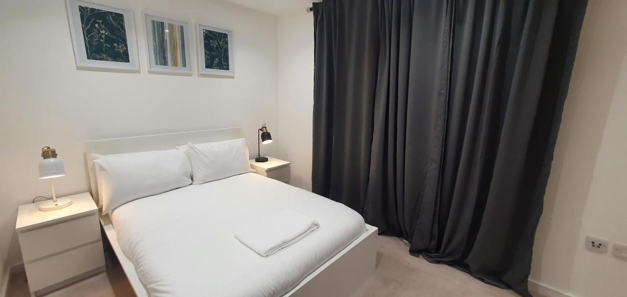 Garland Modern 3 Bedroom House Westfield - Stratford Apartment