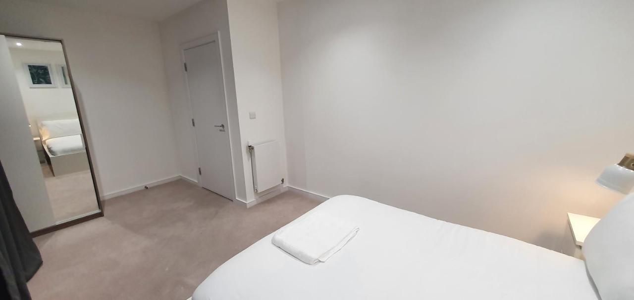 Garland Modern 3 Bedroom House Westfield - Stratford Apartment *