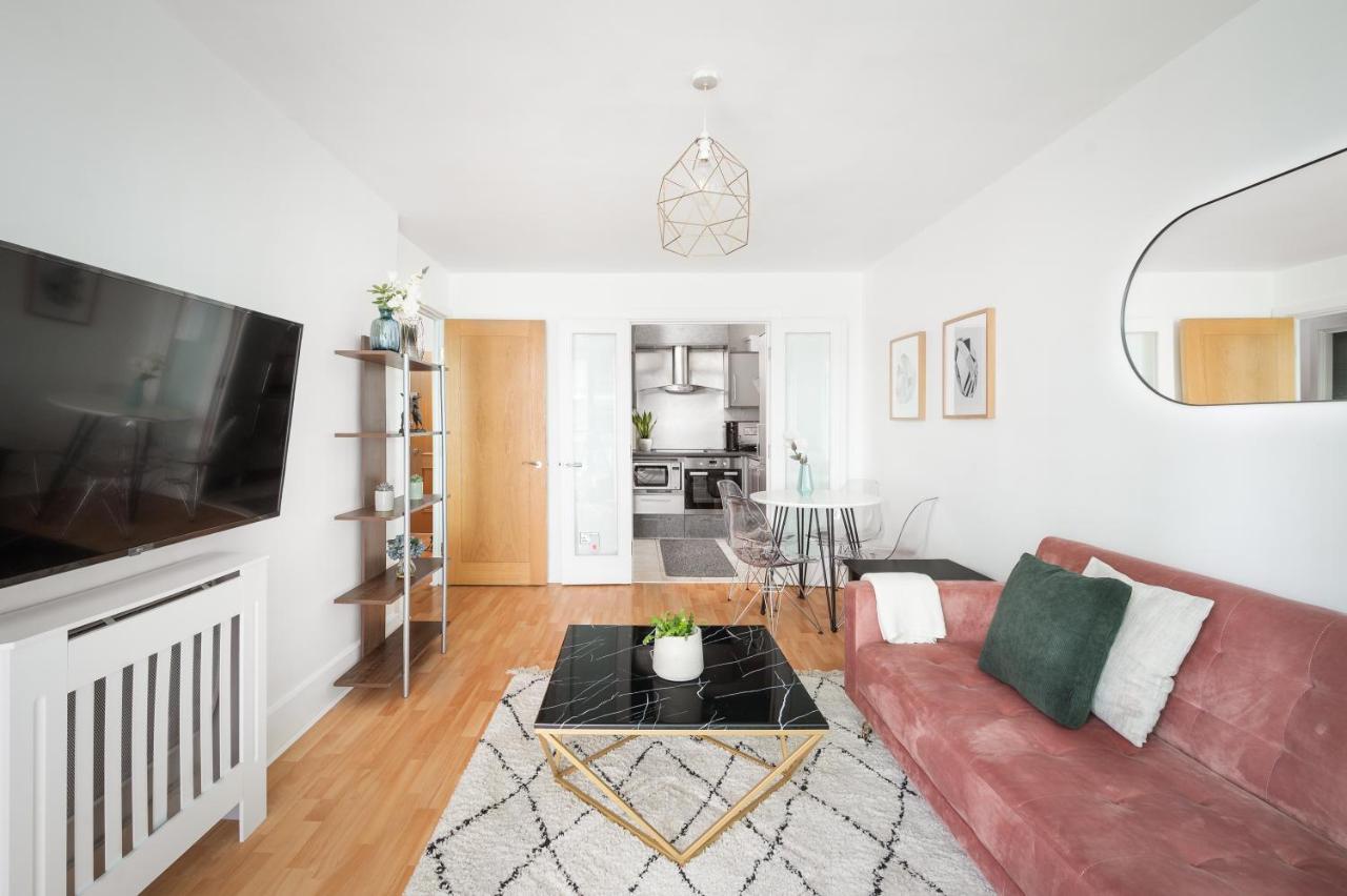 Riverside Balcony Apartments, 10 Minutes From Oxford Circus Apartment