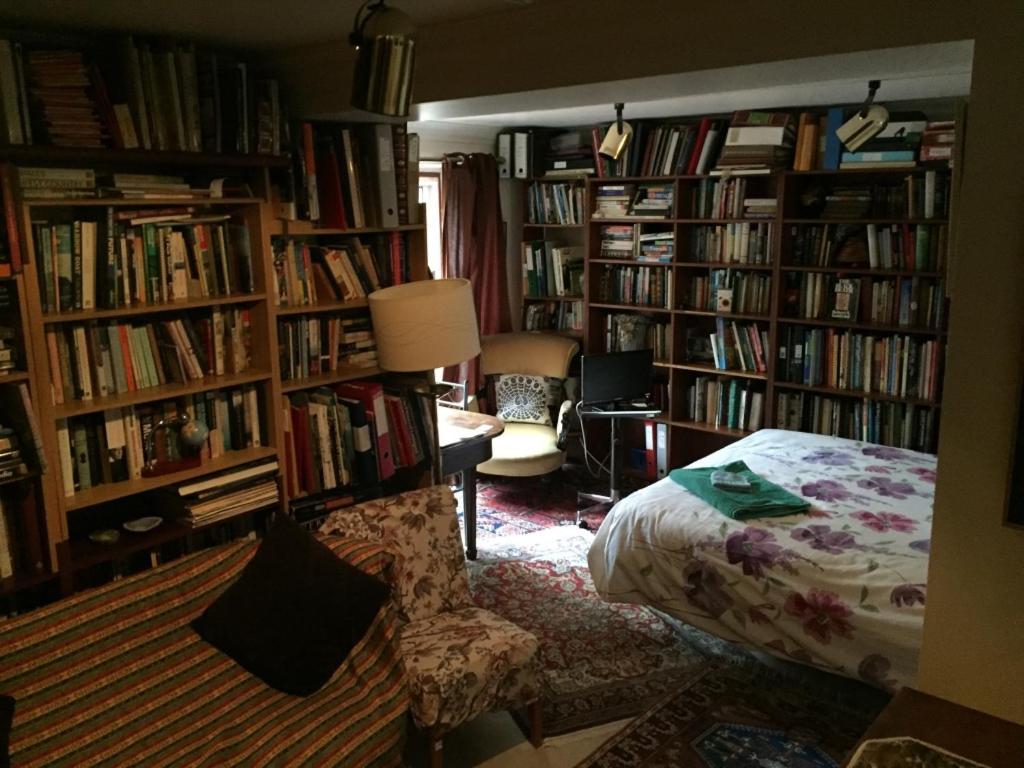Chiswick Riviera With Free Parking Bed and breakfast *