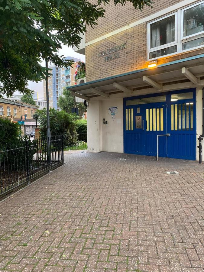 Séjour chez l'habitant Bedroom With An Office Desk In A Shared 2 Bedroom Flat Near Canary Wharf *