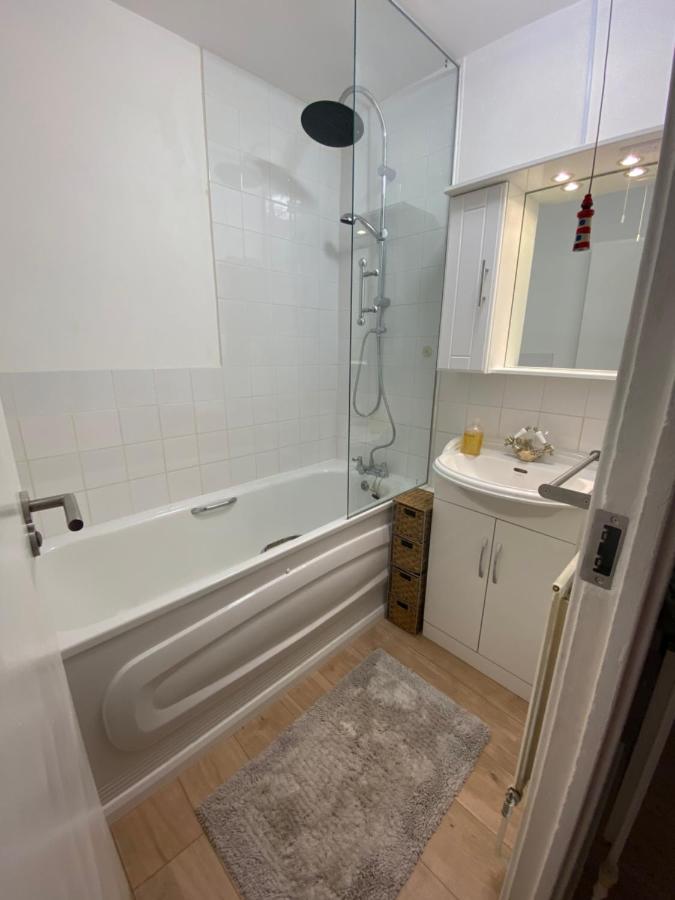 Bedroom With An Office Desk In A Shared 2 Bedroom Flat Near Canary Wharf Séjour chez l'habitant Londres