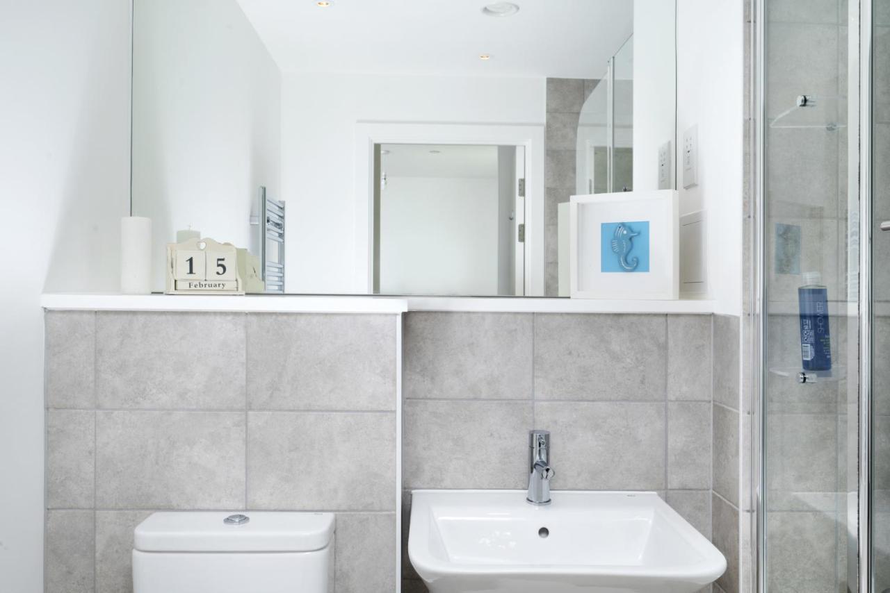 Modern And At Barking Wharf In Appartement *