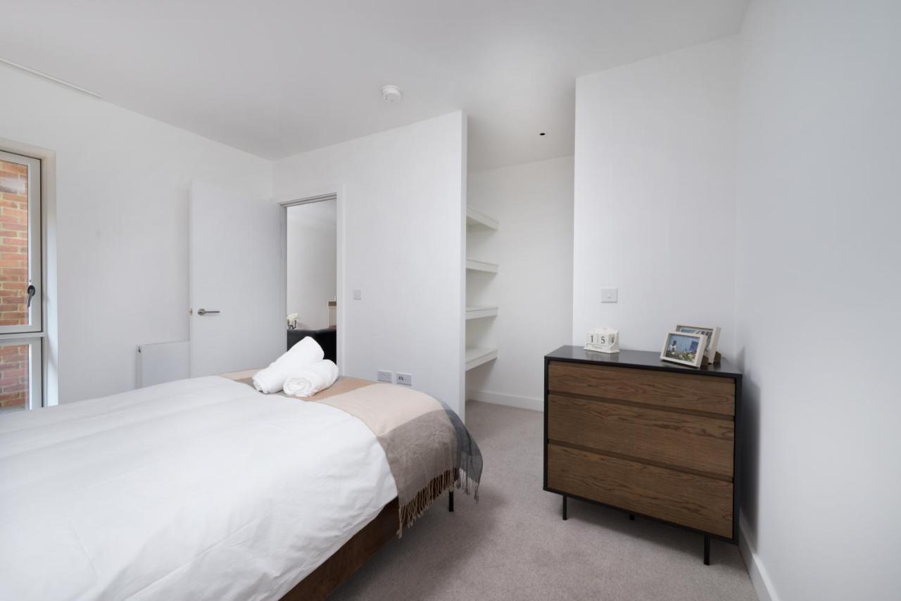 Modern And At Barking Wharf In Londres