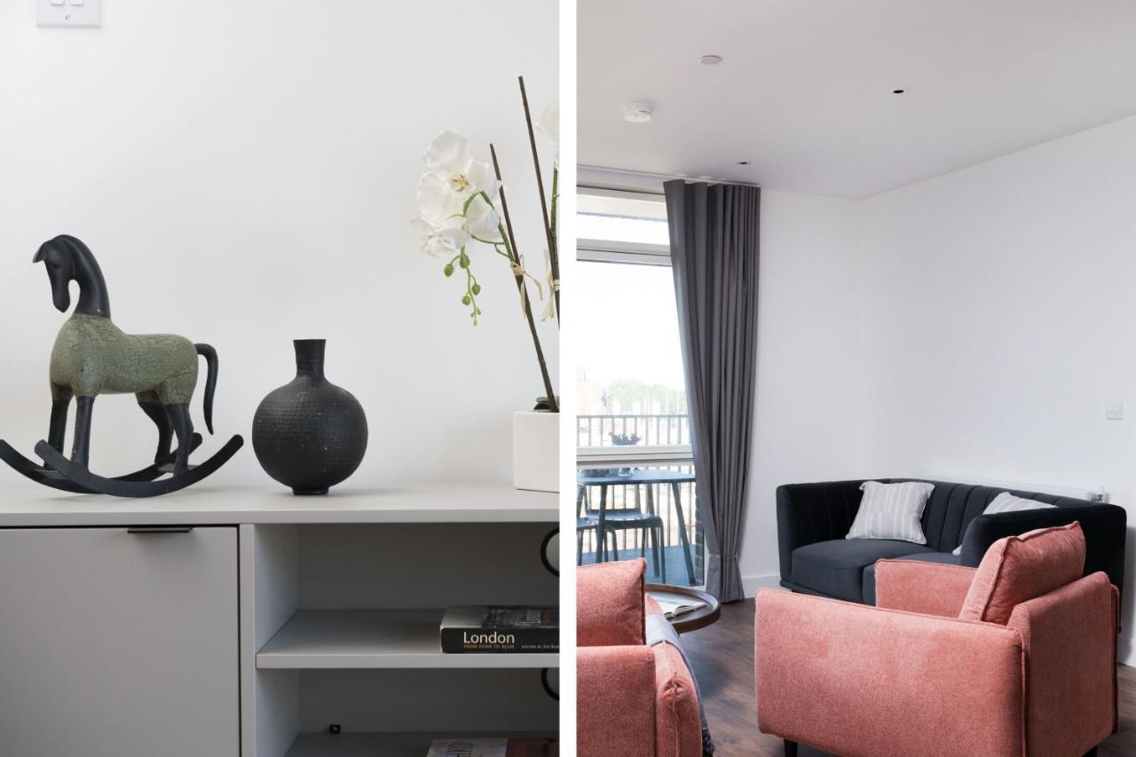 Modern And At Barking Wharf In Londres