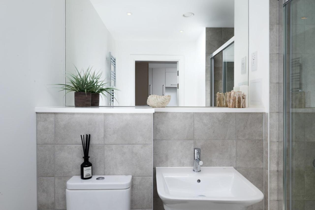 Modern And At Barking Wharf In Appartement