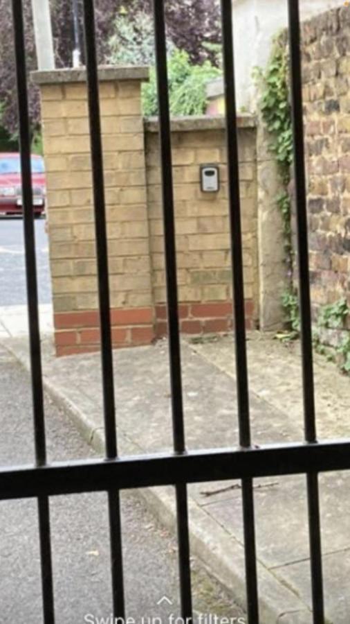 Stunning Ground Floor Garden - Entire Apartment, Centrally Located, With Free Off Road Parking By Flat & Wiffi, Beautifully Secluded, 3 Mins From Amenities *